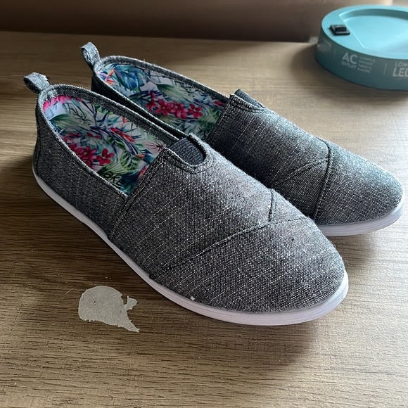 Womens Take A Walk Slip On Linen Flats - Picture 2 of 8